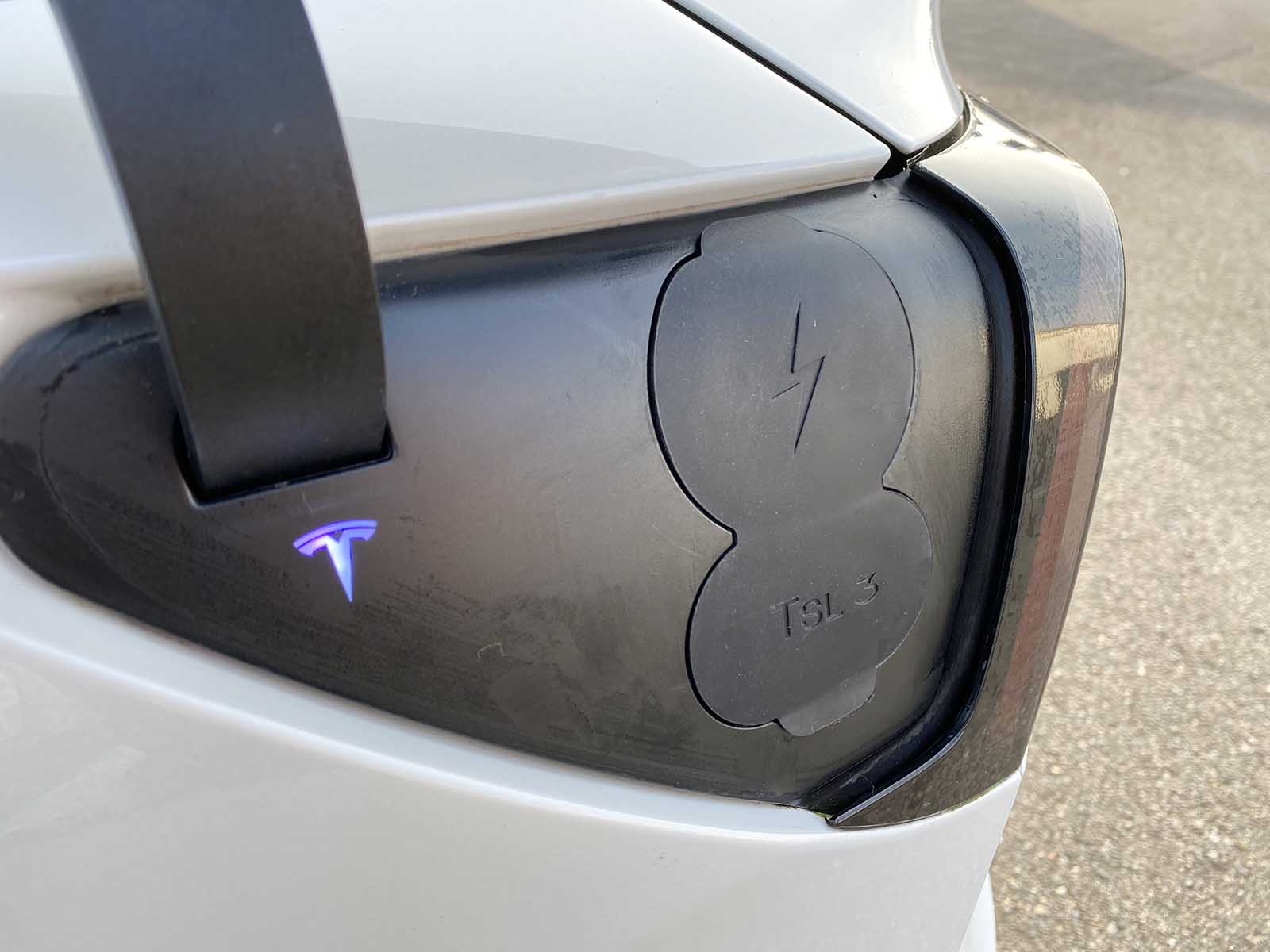 Tesla Model S/3/X/Y: Wasserdichte Abdeckung für den CCS-Ladeanschluss -  Plugear