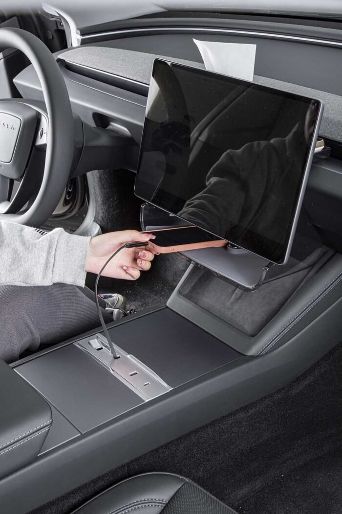mh363_Tesla Model 3 (2024 Highland)_Behind Screen Organizer & Under Screen Storage Tray6